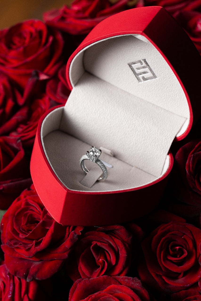 علبة مجوهرات على شكل قلب احمر مضيئ