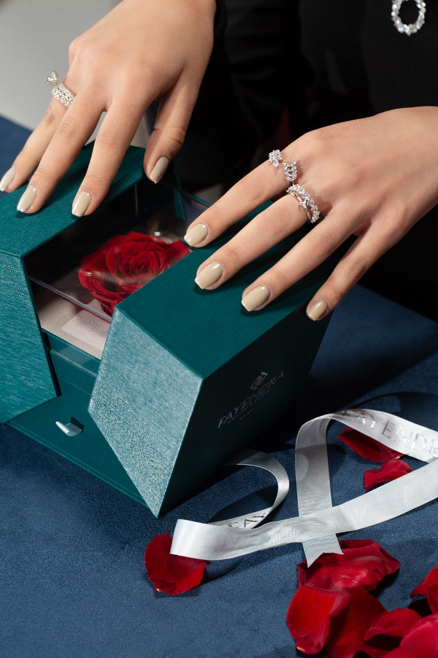 علبة هدايا للمجوهرات ورده حمراء